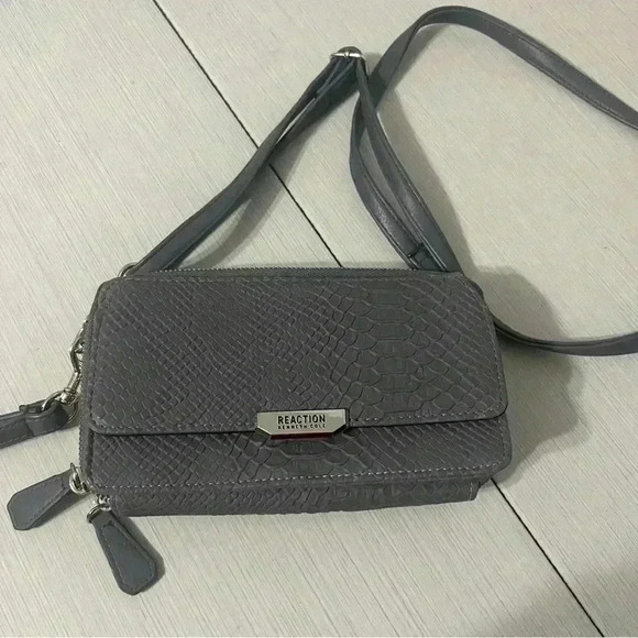 Reaction Kenneth Cole crossbody wristlet - Picture 1 of 11